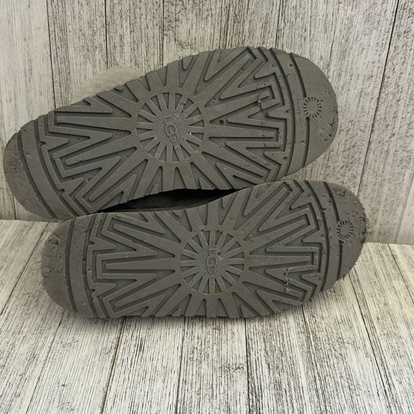 UGG COBBLE DISQUETTE
CHOPD SUEDE/ SHEEPSKIN PLATFORM SLIPPERS, - Picture 4 of 8